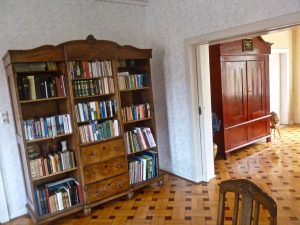 Bücherschrank im Esszimmer